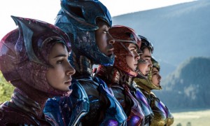 Kampfbereit: Pink Ranger (Naomi Scott), Blue Ranger (RJ Cyler), Red Ranger (Dacre Montgomery), Black Ranger (Ludi Lin), Yellow Ranger (Becky G)